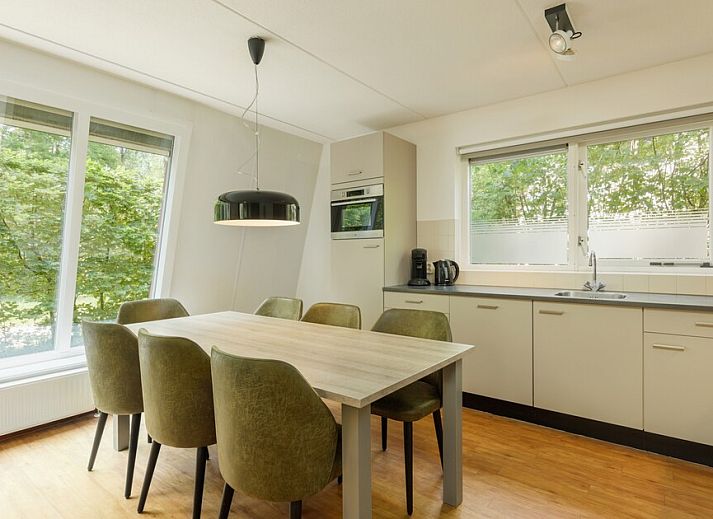 Bosvilla 6-7, a charming bungalow in Hoenderloo, Veluwe, surrounded by green nature.