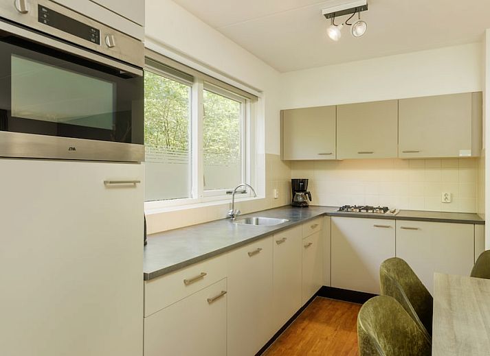 Bosvilla 6-7, a charming bungalow in Hoenderloo, Veluwe, surrounded by green nature.