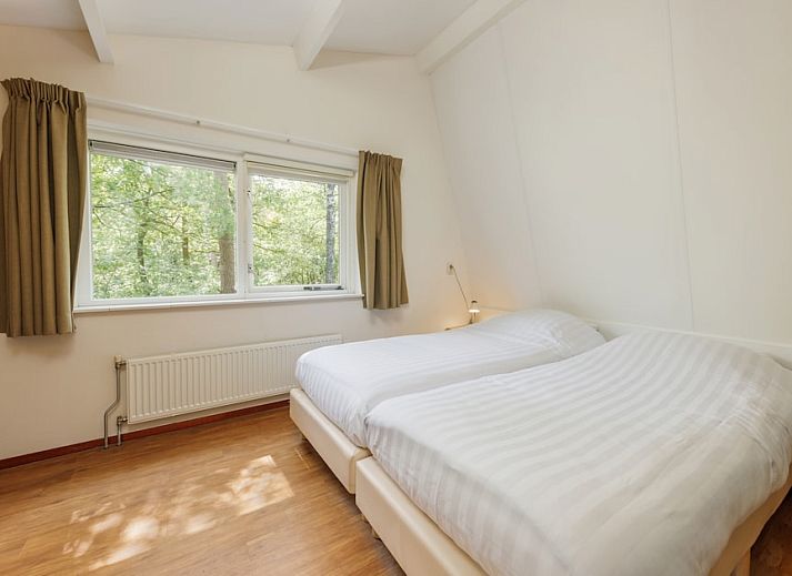 Bosvilla 6-7, a charming bungalow in Hoenderloo, Veluwe, surrounded by green nature.