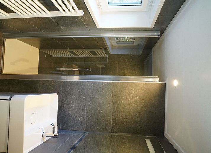 Modern interieur van Vakantiehuis Tiny House in Hoenderloo, Veluwe met uitzicht op de tuin.