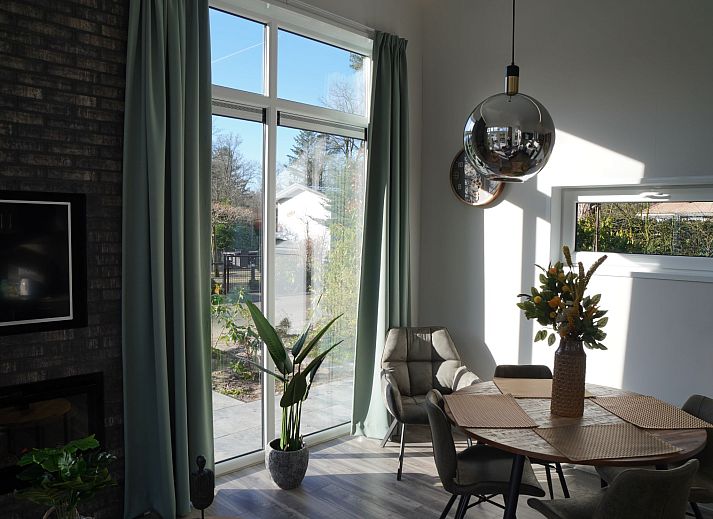 Modern interieur van Vakantiehuis Tiny House in Hoenderloo, Veluwe met uitzicht op de tuin.