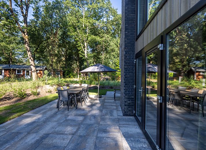 Vakantiehuis Veluwe in Hoenderloo, Gelderland, met moderne architectuur en ruim terras.