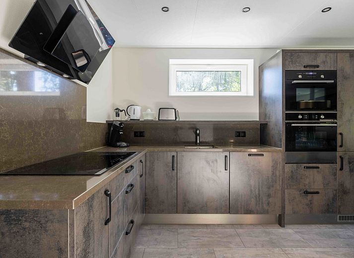 Open keuken en eetruimte in Vakantiehuis Veluwe, Hoenderloo, Veluwe, ideaal voor gezinsmaaltijden.