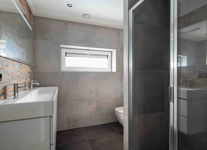 Open keuken en eetruimte in Vakantiehuis Veluwe, Hoenderloo, Veluwe, ideaal voor gezinsmaaltijden.