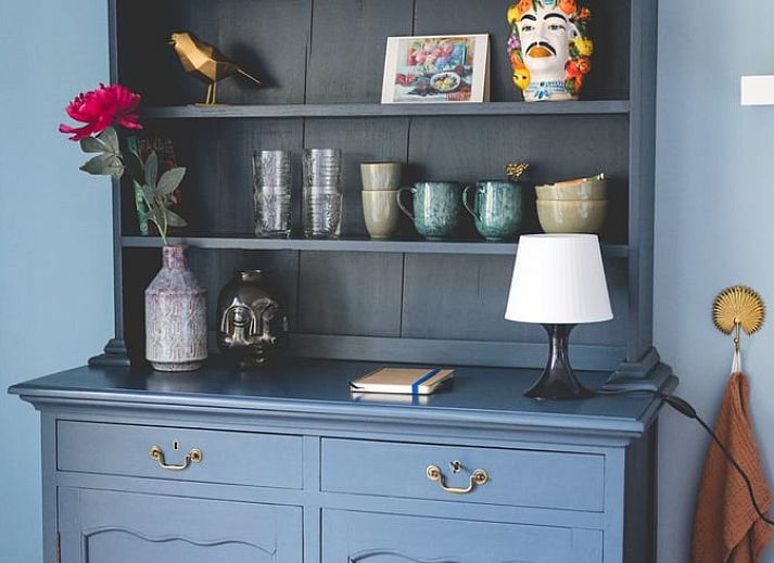 Gezellige woonkamer in Vakantiehuisje in Hoenderloo, Veluwe, met kleurrijke inrichting en comfortabele zitruimte.