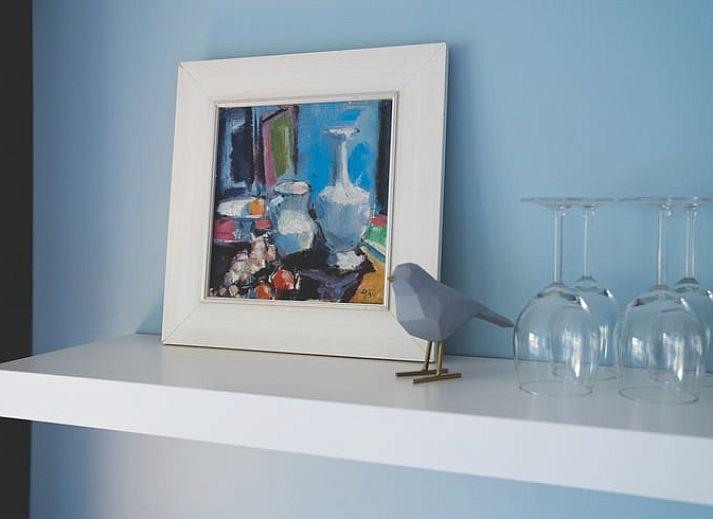 Gezellige woonkamer in Vakantiehuisje in Hoenderloo, Veluwe, met kleurrijke inrichting en comfortabele zitruimte.