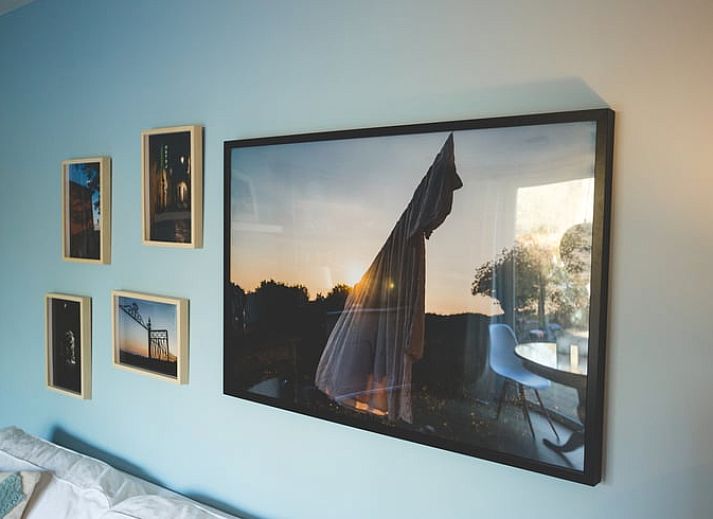 Eetkamer in Vakantiehuisje in Hoenderloo, Veluwe, met uitzicht op de tuin en een uitnodigende sfeer.