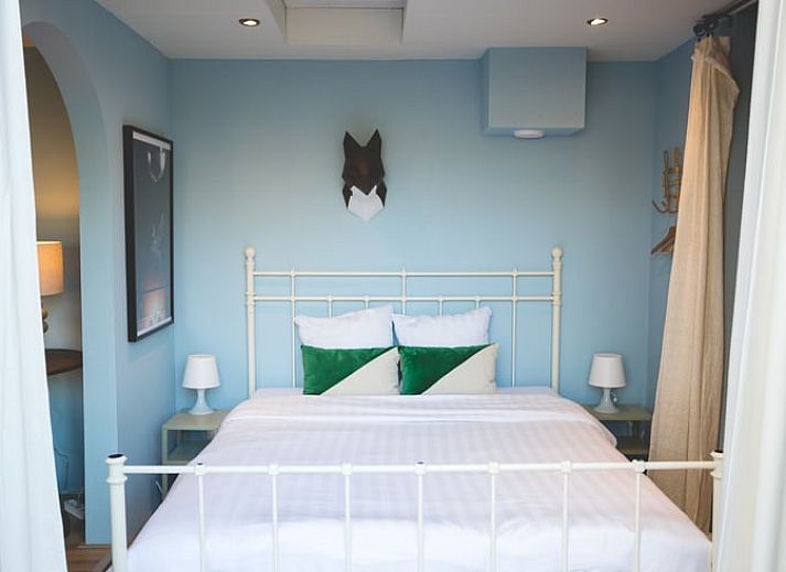 Lichte eetruimte in Vakantiehuisje in Hoenderloo, Veluwe, met toegang tot de tuin en veel natuurlijk licht.