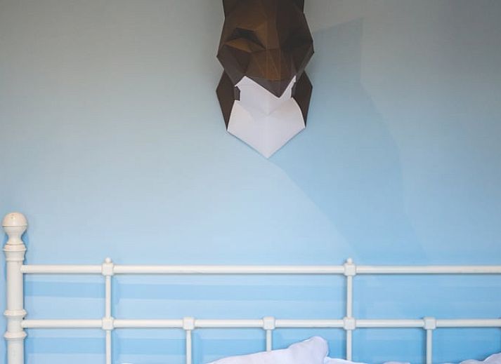 Lichte eetruimte in Vakantiehuisje in Hoenderloo, Veluwe, met toegang tot de tuin en veel natuurlijk licht.