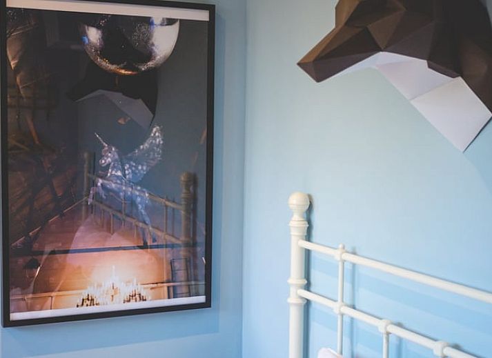 Lichte eetruimte in Vakantiehuisje in Hoenderloo, Veluwe, met toegang tot de tuin en veel natuurlijk licht.