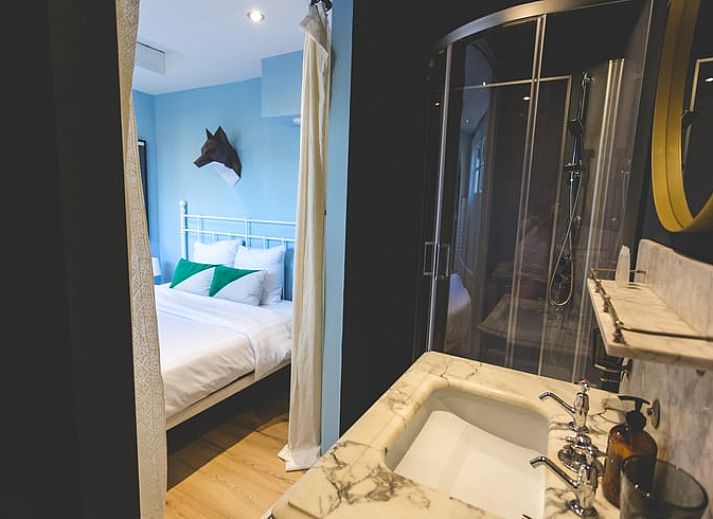 Stijlvolle zithoek in Vakantiehuisje in Hoenderloo, Veluwe, met een warme en gastvrije ambiance.