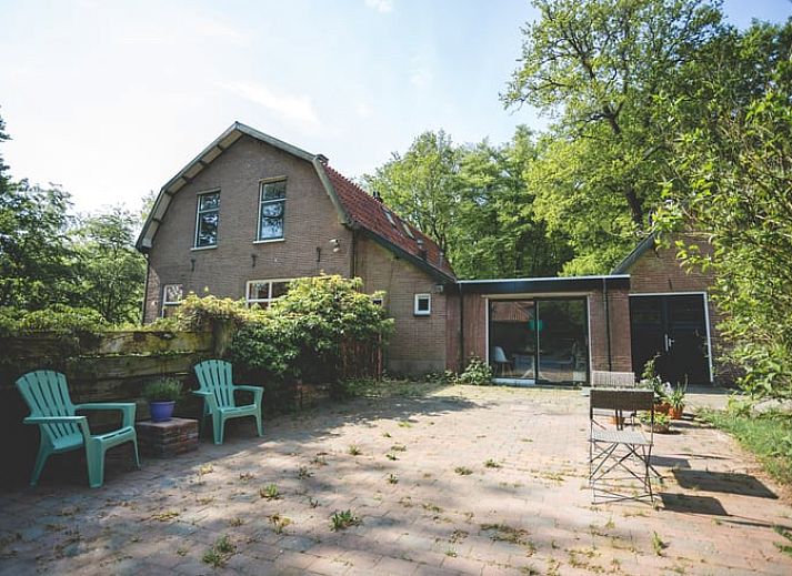Stijlvolle zithoek in Vakantiehuisje in Hoenderloo, Veluwe, met een warme en gastvrije ambiance.