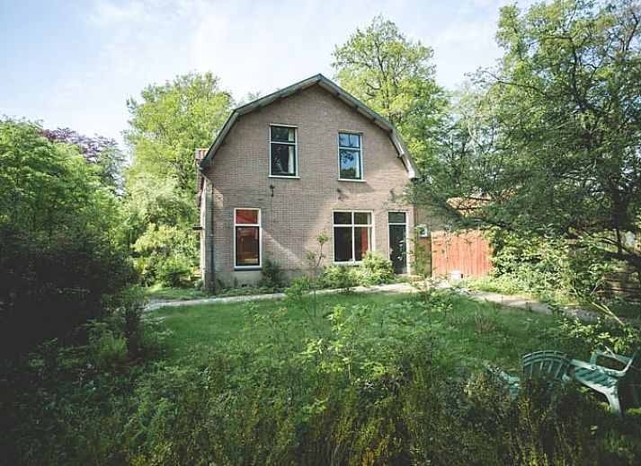 Gezellige woonkamer in Vakantiehuis in Hoenderloo, Veluwe, Gelderland met warme inrichting.