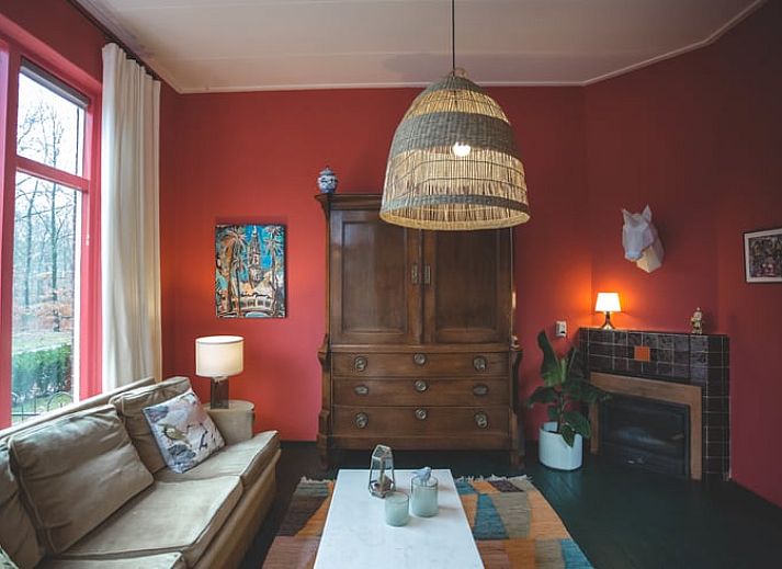 Gezellige woonkamer in Vakantiehuis in Hoenderloo, Veluwe, Gelderland met warme inrichting.