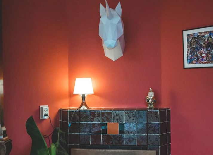 Buitenkant van Vakantiehuis in Hoenderloo, omringd door groene natuur op de Veluwe.