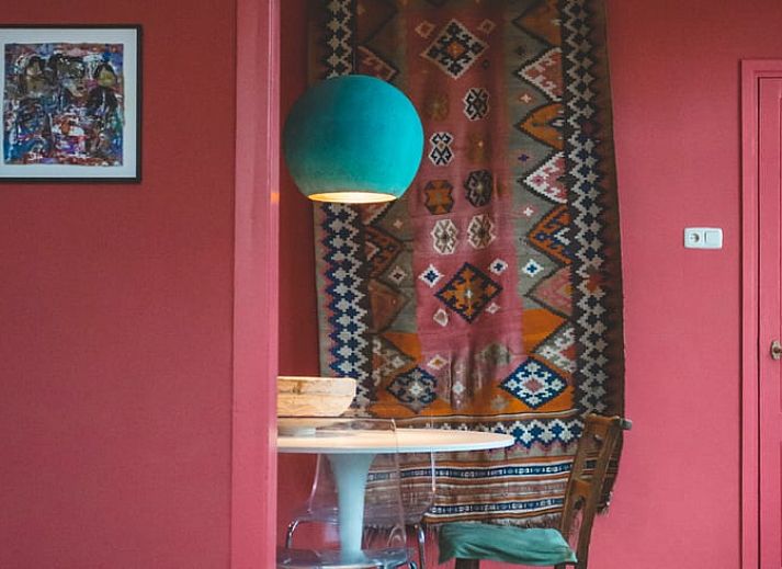 Buitenkant van Vakantiehuis in Hoenderloo, omringd door groene natuur op de Veluwe.