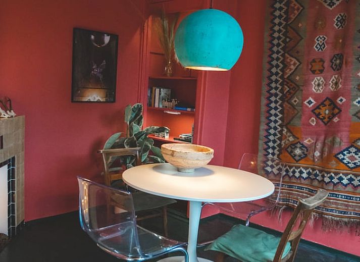 Buitenkant van Vakantiehuis in Hoenderloo, omringd door groene natuur op de Veluwe.