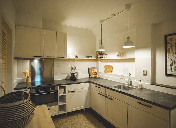 Rustige tuin bij Vakantiehuis in Hoenderloo, Veluwe, ideaal voor ontspanning.