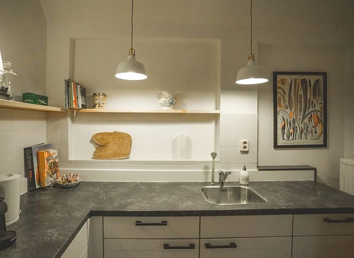 Rustige tuin bij Vakantiehuis in Hoenderloo, Veluwe, ideaal voor ontspanning.