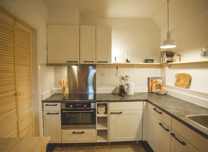 Rustige tuin bij Vakantiehuis in Hoenderloo, Veluwe, ideaal voor ontspanning.