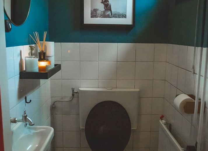 Stijlvolle woonkamer van Vakantiehuis in Hoenderloo, Veluwe, met sfeervolle open haard.