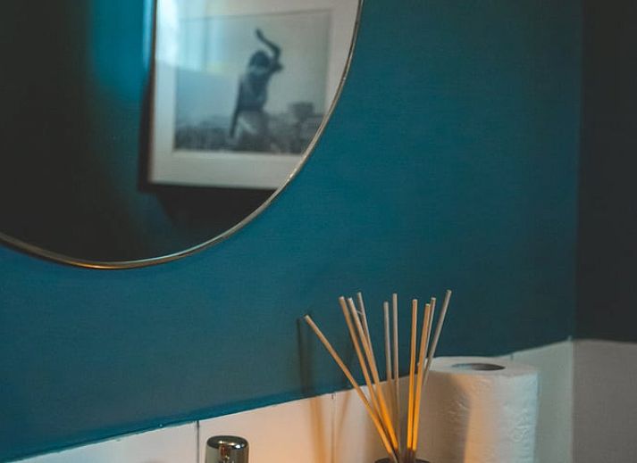 Stijlvolle woonkamer van Vakantiehuis in Hoenderloo, Veluwe, met sfeervolle open haard.