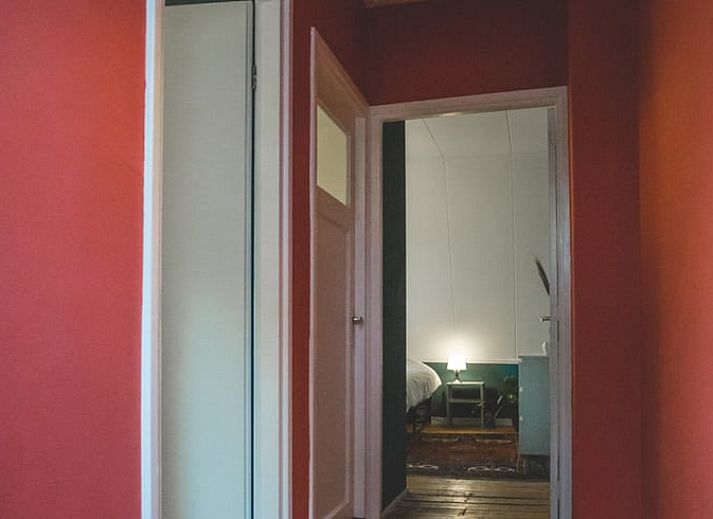 Stijlvolle woonkamer van Vakantiehuis in Hoenderloo, Veluwe, met sfeervolle open haard.