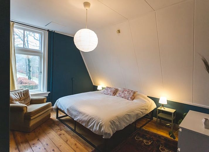 Stijlvolle woonkamer van Vakantiehuis in Hoenderloo, Veluwe, met sfeervolle open haard.