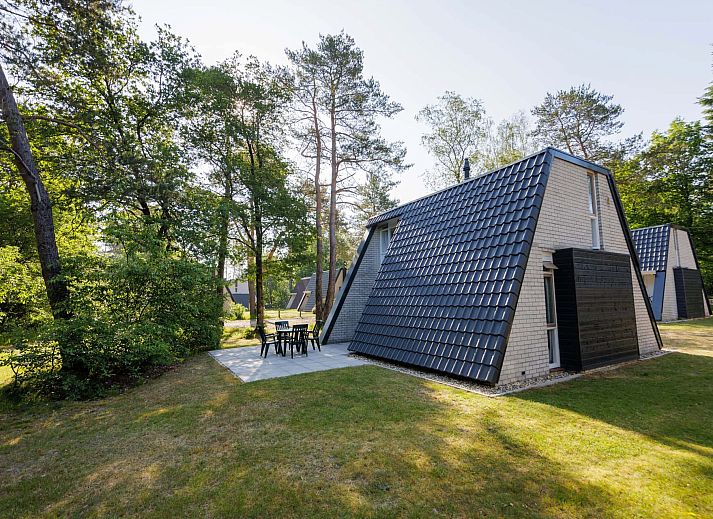 Side view of detached vacation home in Hoenderloo, Veluwe, Gelderland.