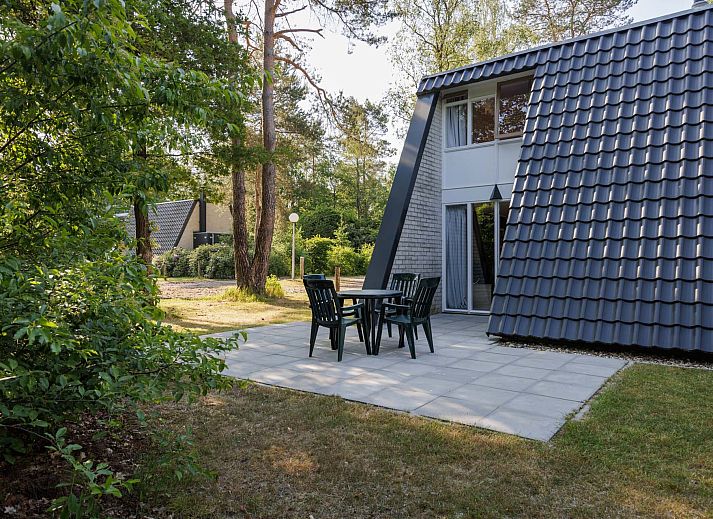 Side view of detached vacation home in Hoenderloo, Veluwe, Gelderland.