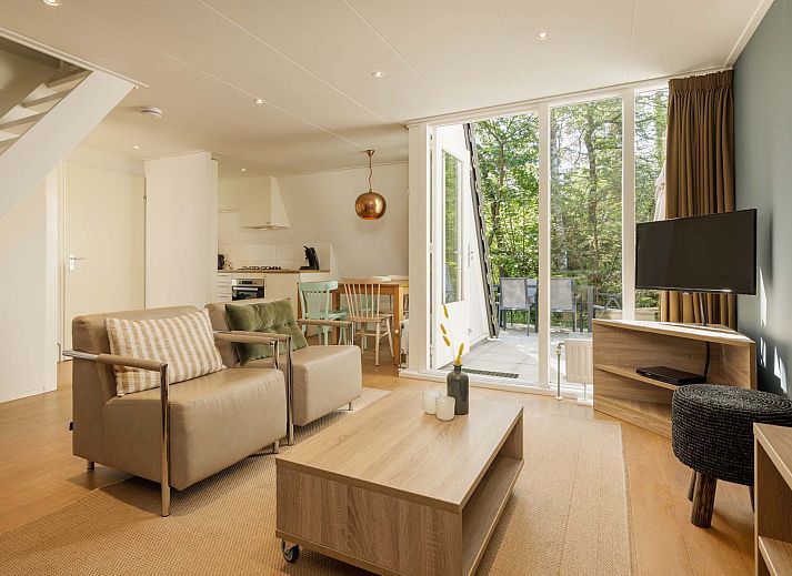 Vrijstaande woning in Hoenderloo op de Veluwe met een gezellig terras omringd door groen.