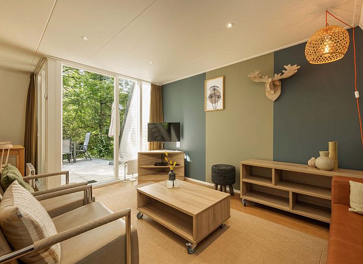 Vrijstaande woning in Hoenderloo op de Veluwe met een gezellig terras omringd door groen.