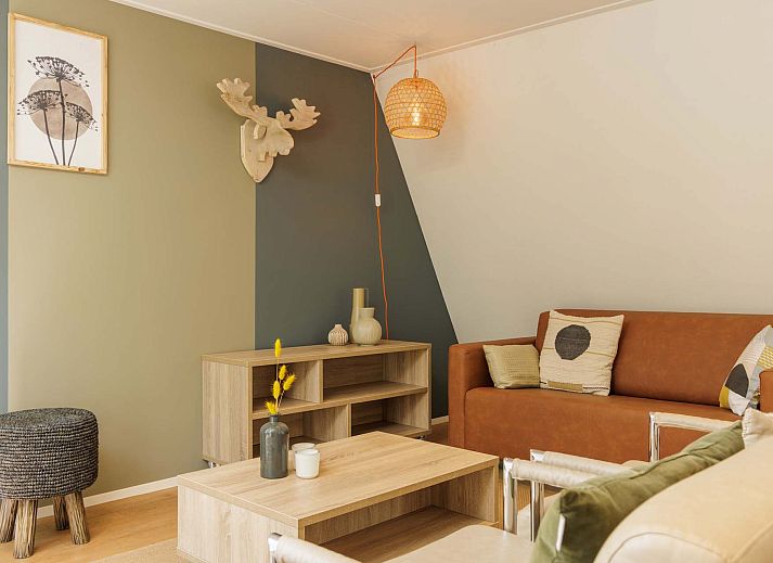 Vooraanzicht van de vrijstaande woning in Hoenderloo, Veluwe, omgeven door bomen.