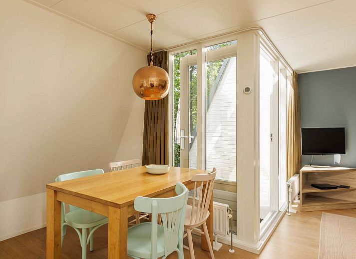 Vooraanzicht van de vrijstaande woning in Hoenderloo, Veluwe, omgeven door bomen.