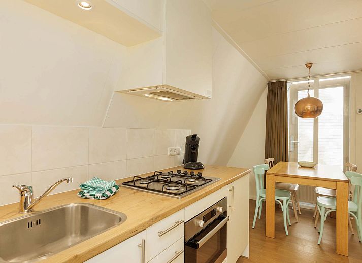 Vooraanzicht van de vrijstaande woning in Hoenderloo, Veluwe, omgeven door bomen.