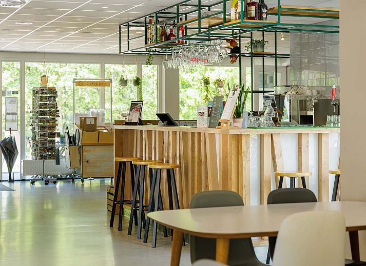 Lichte woonkamer van de vrijstaande woning in Hoenderloo, Veluwe, met terraszicht.