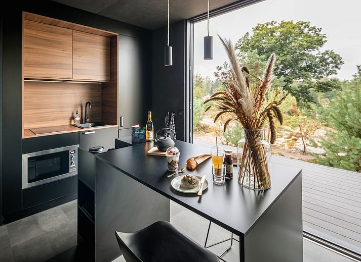 Outdoor Suite glamping lodge in Hoenderloo, Veluwe, Gelderland met moderne veranda omgeven door natuur.