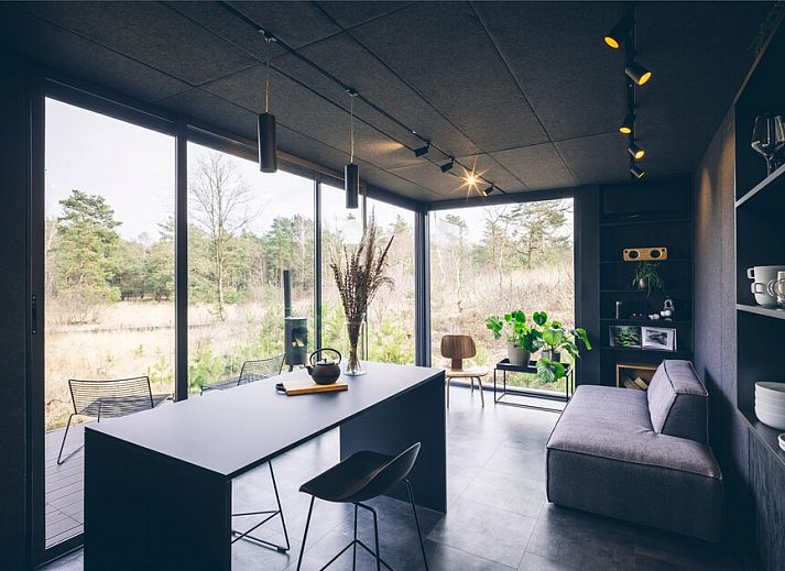 Outdoor Suite glamping lodge in Hoenderloo, Veluwe, Gelderland met moderne veranda omgeven door natuur.