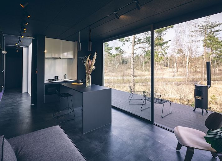 Outdoor Suite glamping lodge in Hoenderloo, Veluwe, Gelderland met moderne veranda omgeven door natuur.
