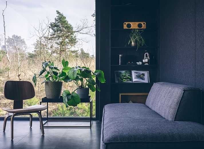 Moderne keuken in de Outdoor Suite, vakantiehuis in Hoenderloo, Veluwe, met uitzicht op de natuur van Gelderland.