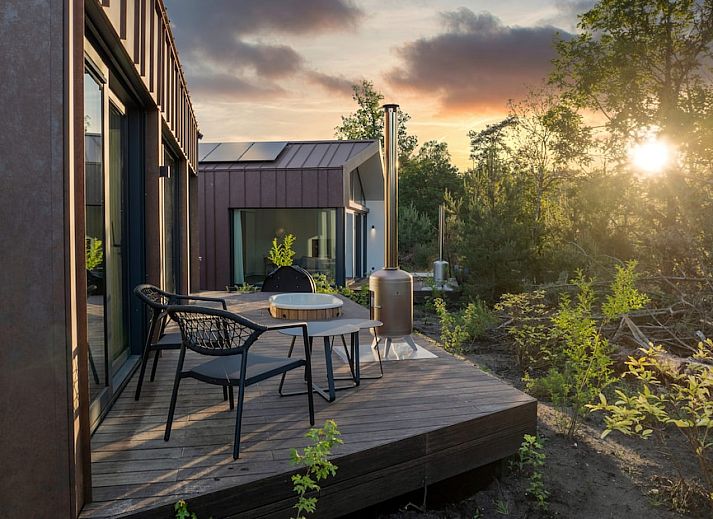Vakantiehuis Harmony in Hoenderloo, Veluwe met modern terras en groene omgeving, ideaal voor natuurliefhebbers in Gelderland.
