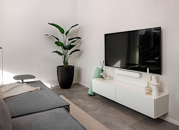 Vakantiehuis Harmony in Hoenderloo, Veluwe biedt een modern terras met uitzicht op de natuur, ideaal voor een ontspannen verblijf.