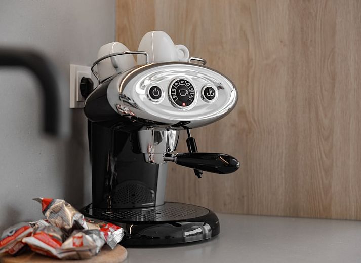 Uitzicht vanuit de slaapkamer van vakantiehuis Harmony in Hoenderloo, Veluwe, met toegang tot een priveterras en jacuzzi in de natuur.