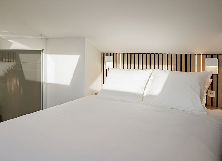 Uitzicht vanuit de slaapkamer van vakantiehuis Harmony in Hoenderloo, Veluwe, met toegang tot een priveterras en jacuzzi in de natuur.