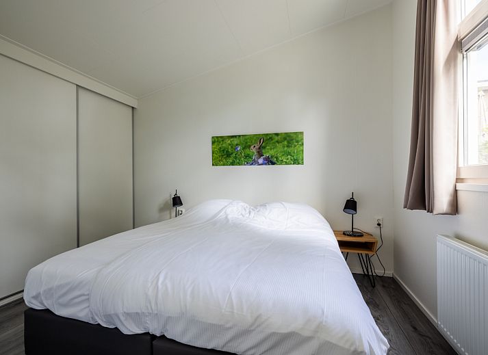 Innenbereich des Ferienhauses Heidehoeve comfort in Hoenderloo, Veluwe. Gemuetliche Sitzecke mit viel Licht.