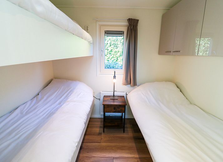 Innenbereich des Ferienhauses Heidehoeve comfort in Hoenderloo, Veluwe. Gemuetliche Sitzecke mit viel Licht.