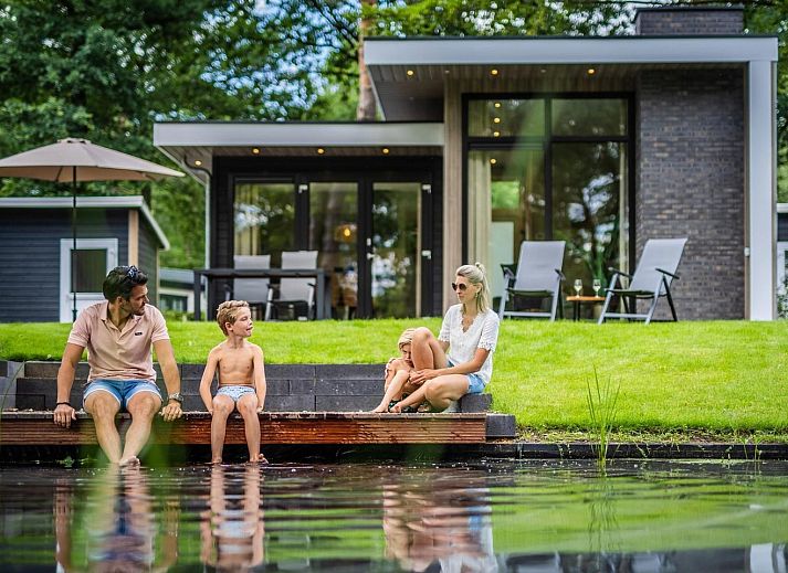 Vacation home Deerhoeve comfort in Hoenderloo, Veluwe. Modern vacation home with large windows and views of nature.