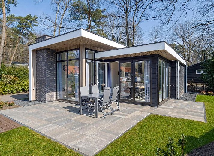 Vacation home Deerhoeve comfort in Hoenderloo, Veluwe. Modern vacation home with large windows and views of nature.