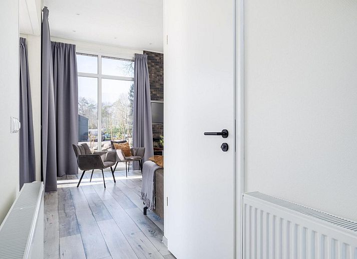 Spacious terrace at Vakantiewoning Hertenhoeve comfort in Hoenderloo, Veluwe. Ideal for outdoor dining and enjoying the surroundings.