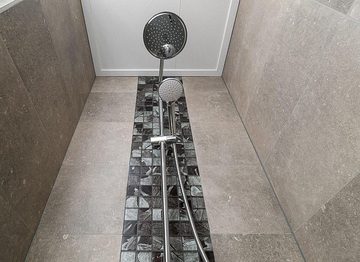 Vacation home Deerhoeve comfort in Hoenderloo, Veluwe with reflection in the pond. Restful nature and modern architecture.